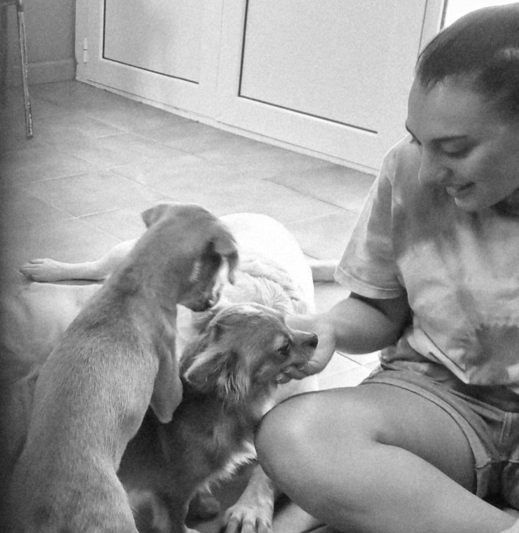 Naiara con sus perritos